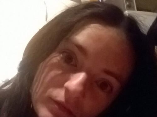 Mamma di 29 anni beve whisky e cola con il marito e muore