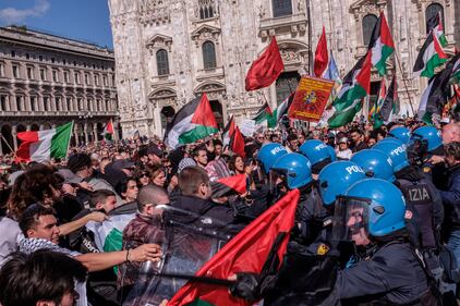 Il 25 aprile di Milano senza il Tricolore: "l'invasione" del vessillo palestinese per la Liberazione 5