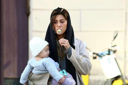 Ancora scatti hot per Belen: gioca con il ciuccio di Santiago e fa la linguaccia 1