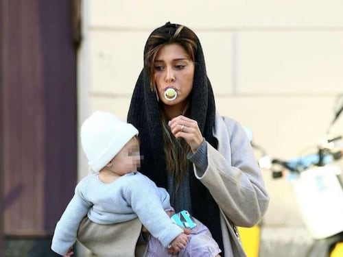 Ancora scatti hot per Belen: gioca con il ciuccio di Santiago e fa la linguaccia