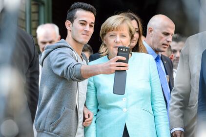 Berlino, i selfie della Merkel con gli immigrati 1