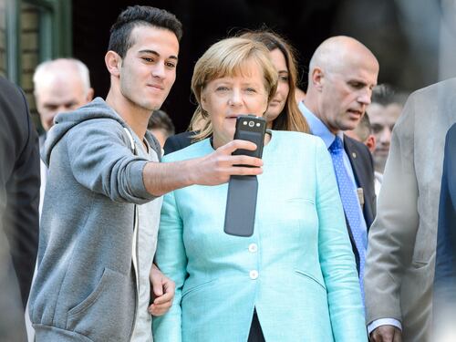 Berlino, i selfie della Merkel con gli immigrati