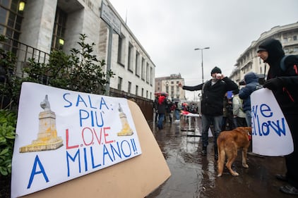 Il presidio di Ultima Generazione durante l'udienza preliminare per l'imbrattamento del dito medio di Cattelan 5