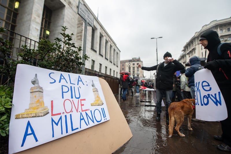 Il presidio di Ultima Generazione durante l'udienza preliminare per l'imbrattamento del dito medio di Cattelan 5