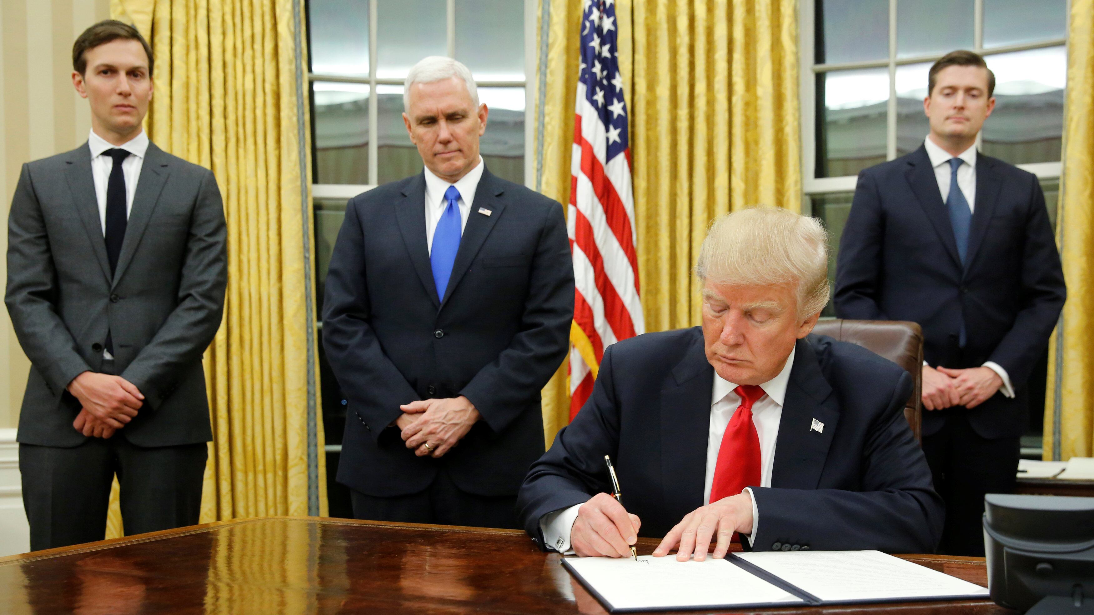 Primo giorno di Trump: una picconata a Obama e la marcia rosa in piazza
