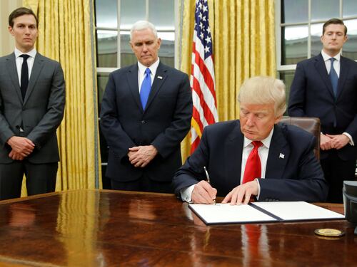 Primo giorno di Trump: una picconata a Obama e la marcia rosa in piazza