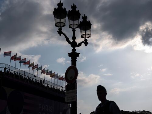 Parigi, la minacciano col coltello e le disegnano delle svastiche. L'orrore su una donna ebrea