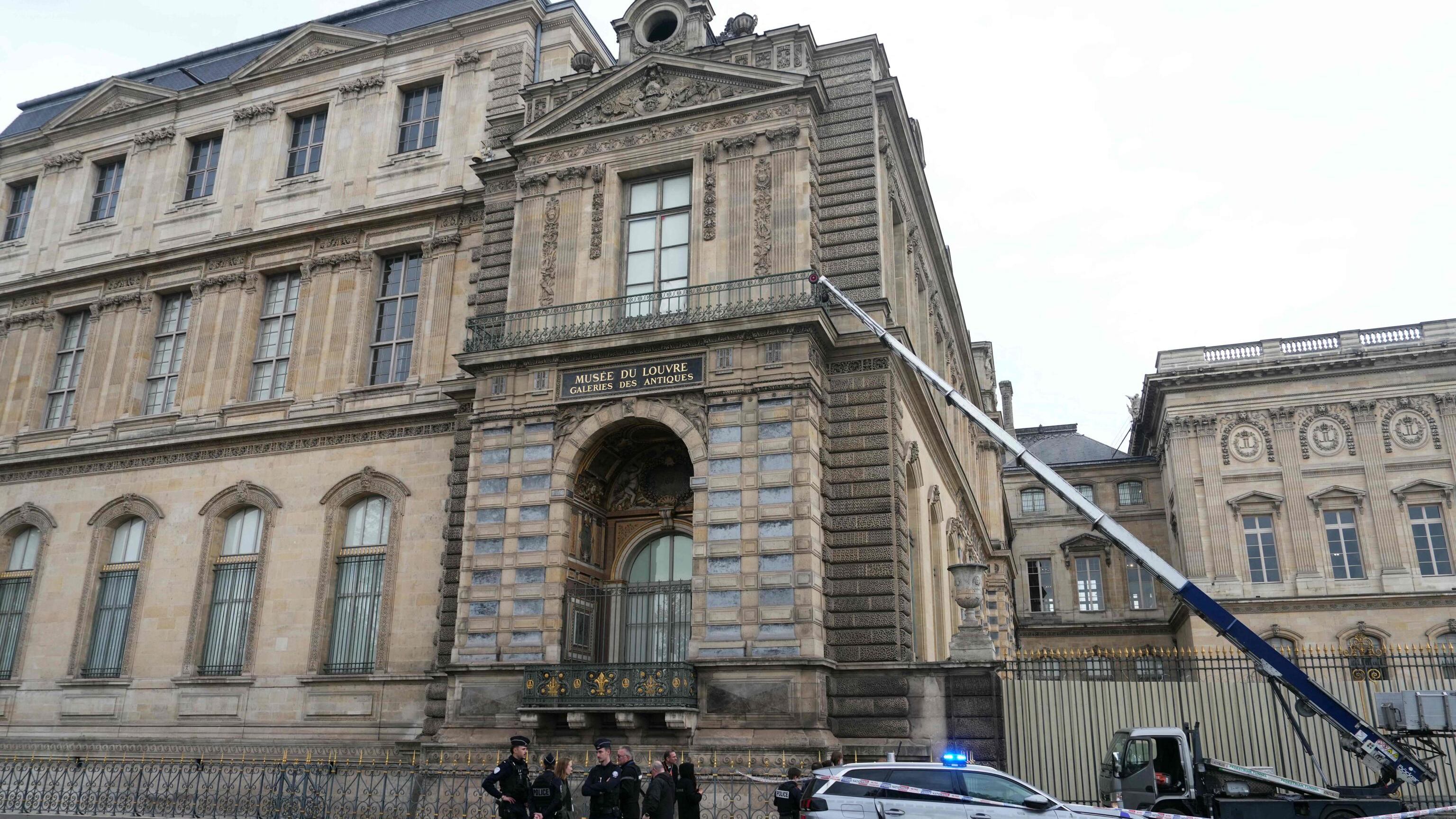 Rapina al Louvre, rubato il tesoro di Napoleone, poi la fuga in scooter. "Ritrovati due gioielli su otto"