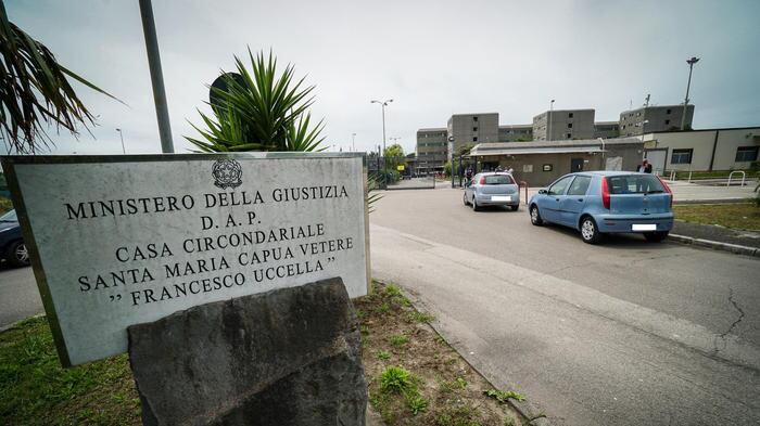 Agenti in ostaggio e celle vandalizzate. La rivolta in carcere