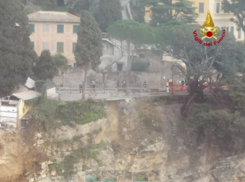 Frana su cimitero di Camogli, bare in mare 3