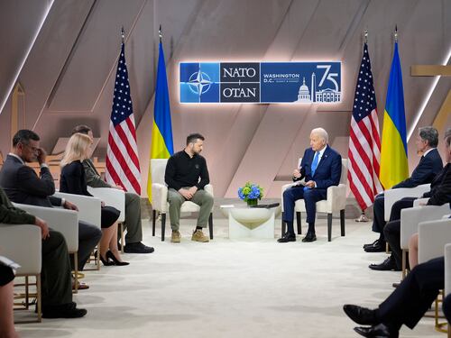 Biden, l'ombra del capolinea. I donatori congelano i fondi