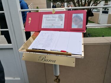Il funerale di Giulia Tramontano: folla e palloncini bianchi per l'ultimo addio 4