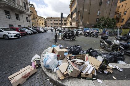 Roma, sciopero rifiuti: il disagio per le vie della città 3