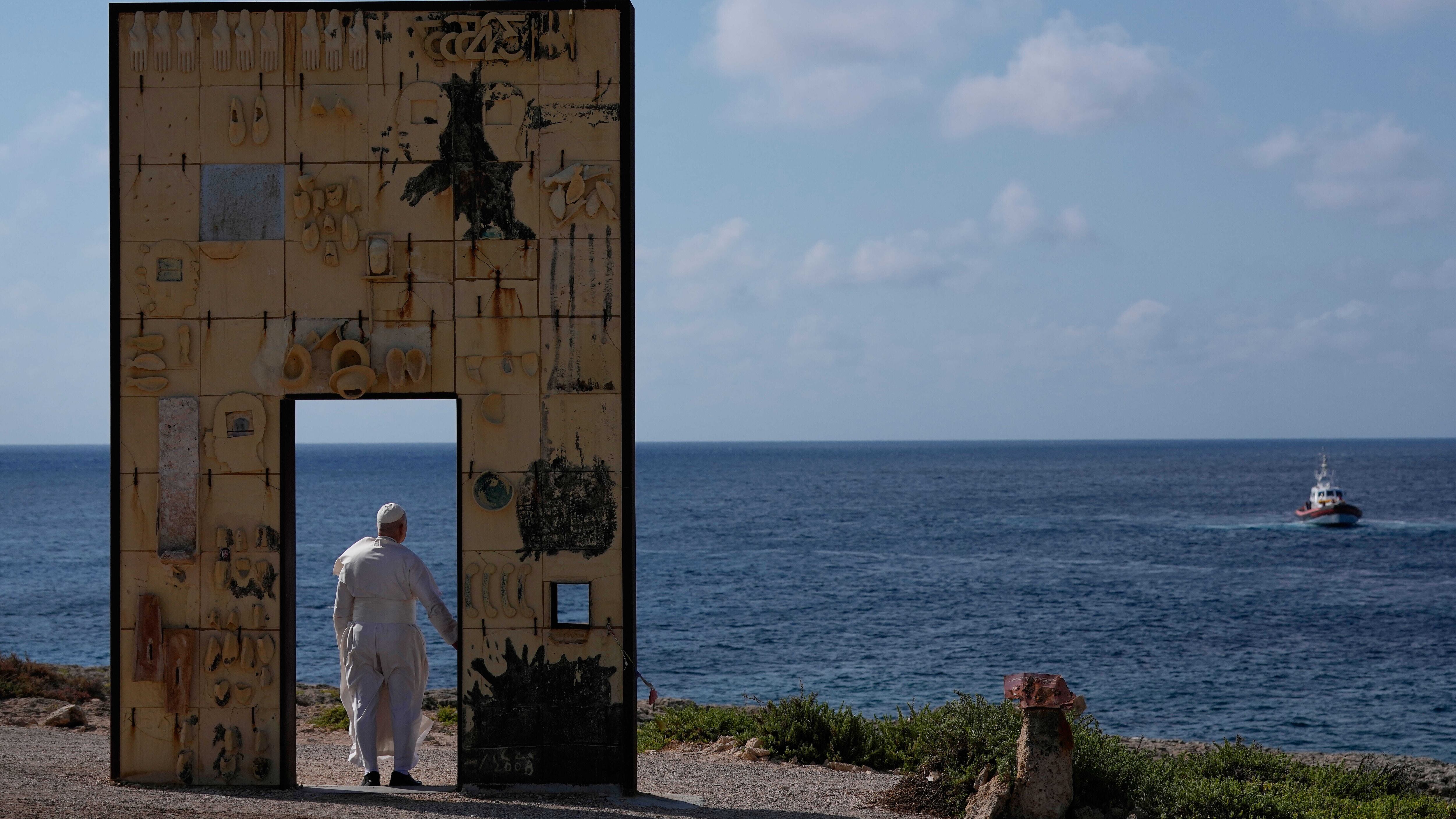 Non parole ma gesti. Dobbiamo farci "prossimi" come il Papa a Lampedusa