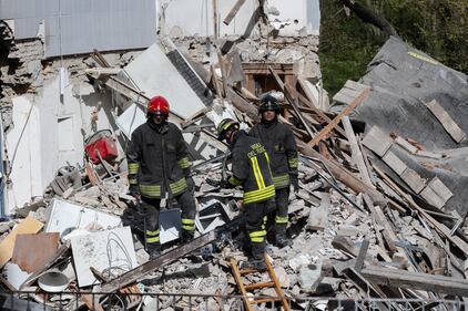 La palazzina crollata a Roma: vigili del fuoco lavorano tra le macerie 4
