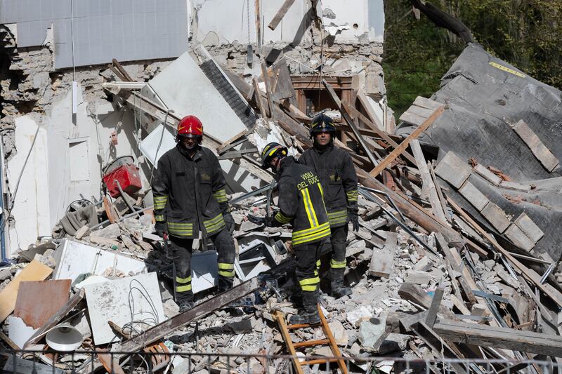 La palazzina crollata a Roma: vigili del fuoco lavorano tra le macerie 4