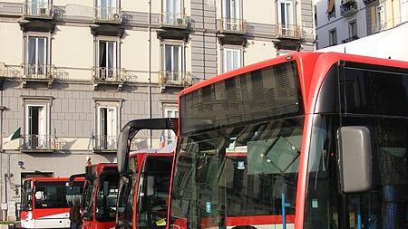 Raid contro bus: schegge di vetro sui passeggeri