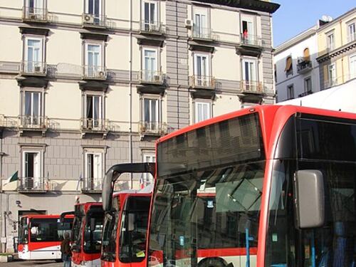 Raid contro bus: schegge di vetro sui passeggeri