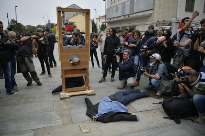 G7 Torino: manifestanti inscenano ghigliottina 2