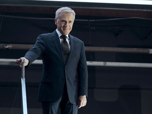 Christoph Waltz e una commedia nerissima: su Amazon arriva The Consultant