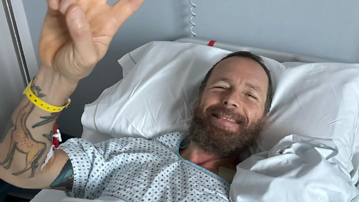 Jovanotti dimesso dall'ospedale dopo l'intervento al femore: "Ci vorrà tempo prima di ritrovarci"