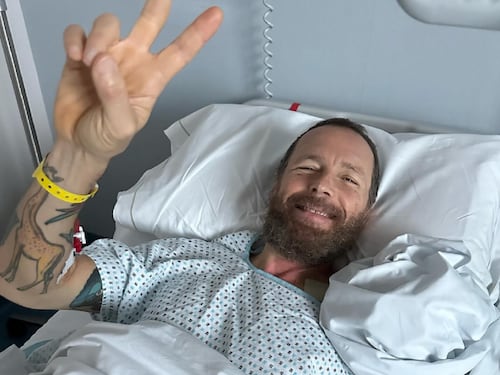 "Otto ore di intervento". Jovanotti di nuovo in ospedale. Come sta