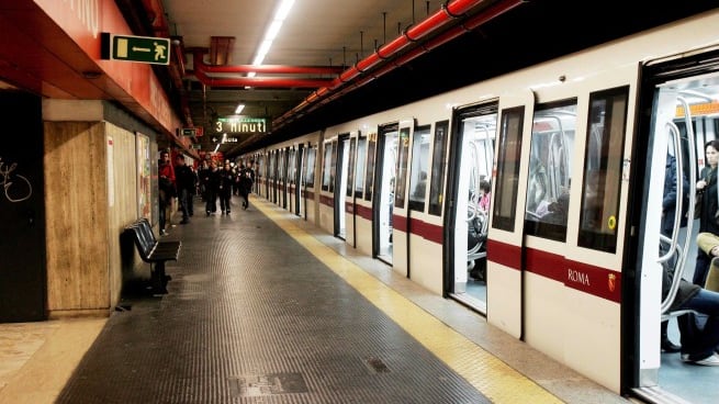 Mezzi pubblici, ancora violenza: controllore pestato sulla M1