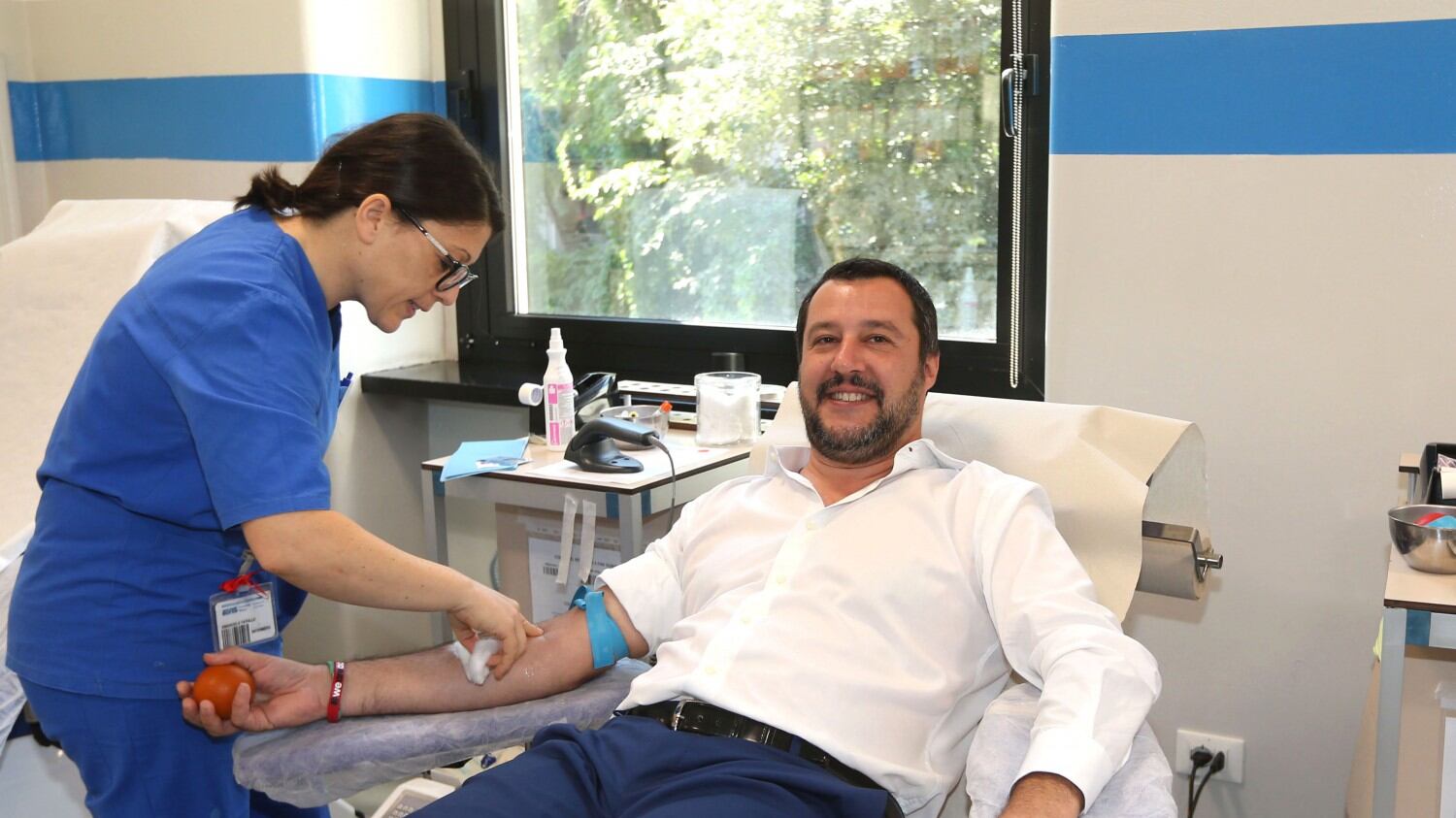 Il ministro che dona sangue e crediti