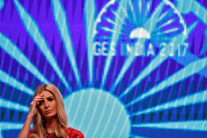 Ivanka Trump elegante in rosso: i bimbi giocano con la gonna 16