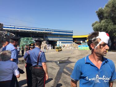Rifiuti in fumo, la lunga giornata di San Vitaliano: il ministro Costa nel sito incendiato   9