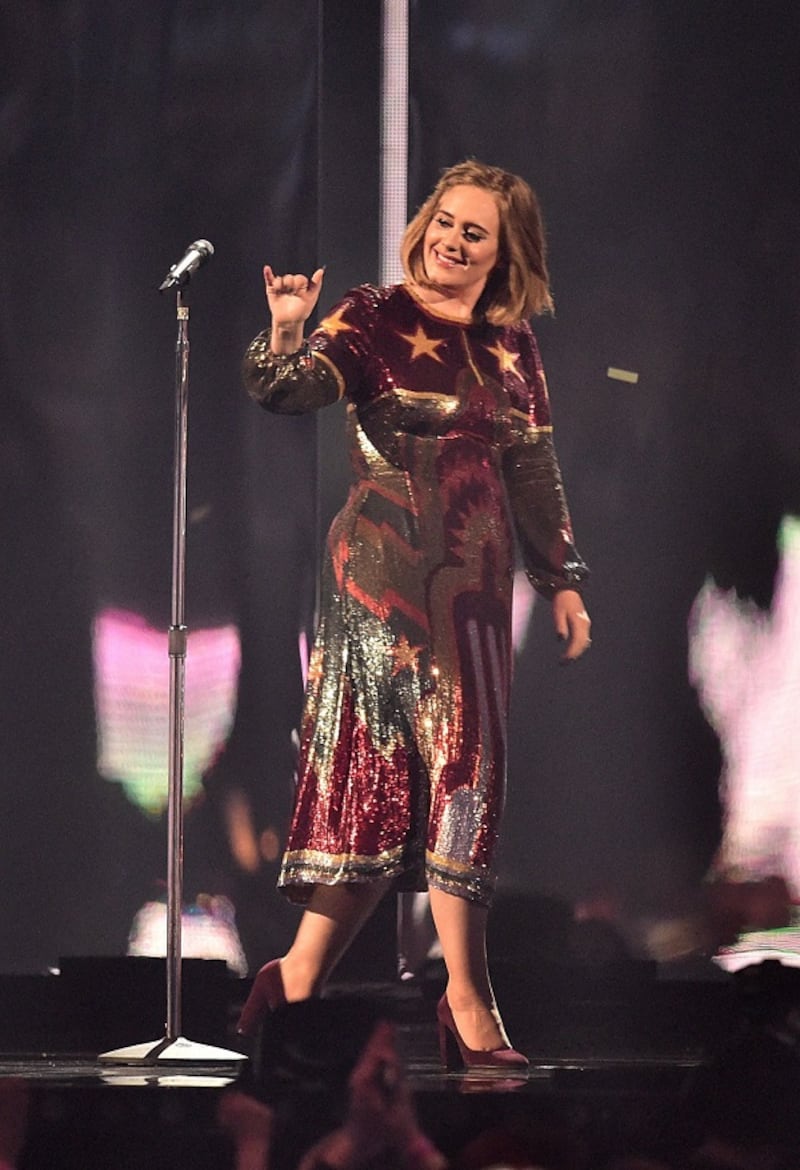 Adele, la regina dei Brit Awards 2016: foto 12