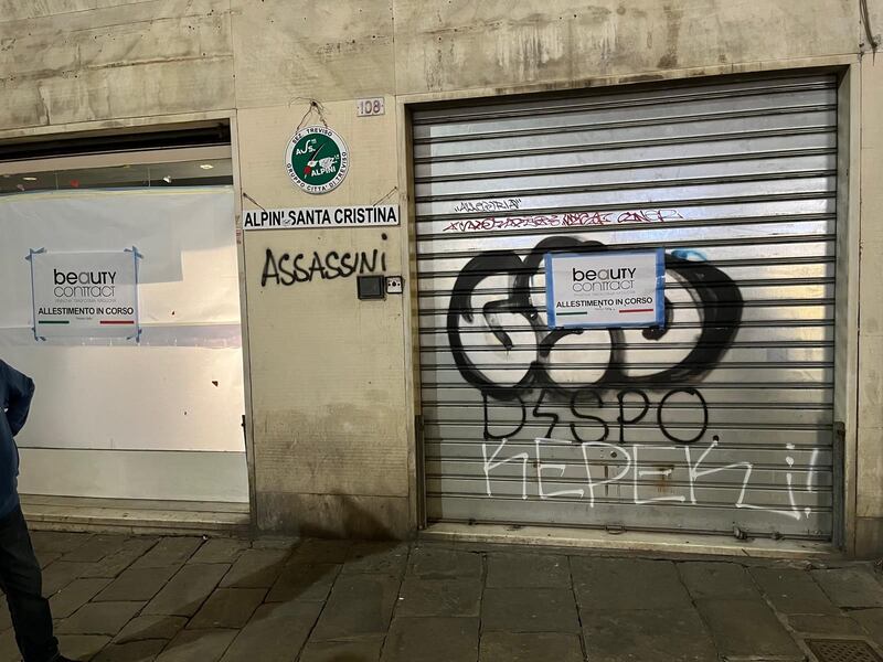 La vergogna contro gli alpini: tutte le foto 4