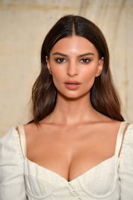 Emily Ratajkowski senza reggiseno a Parigi 23