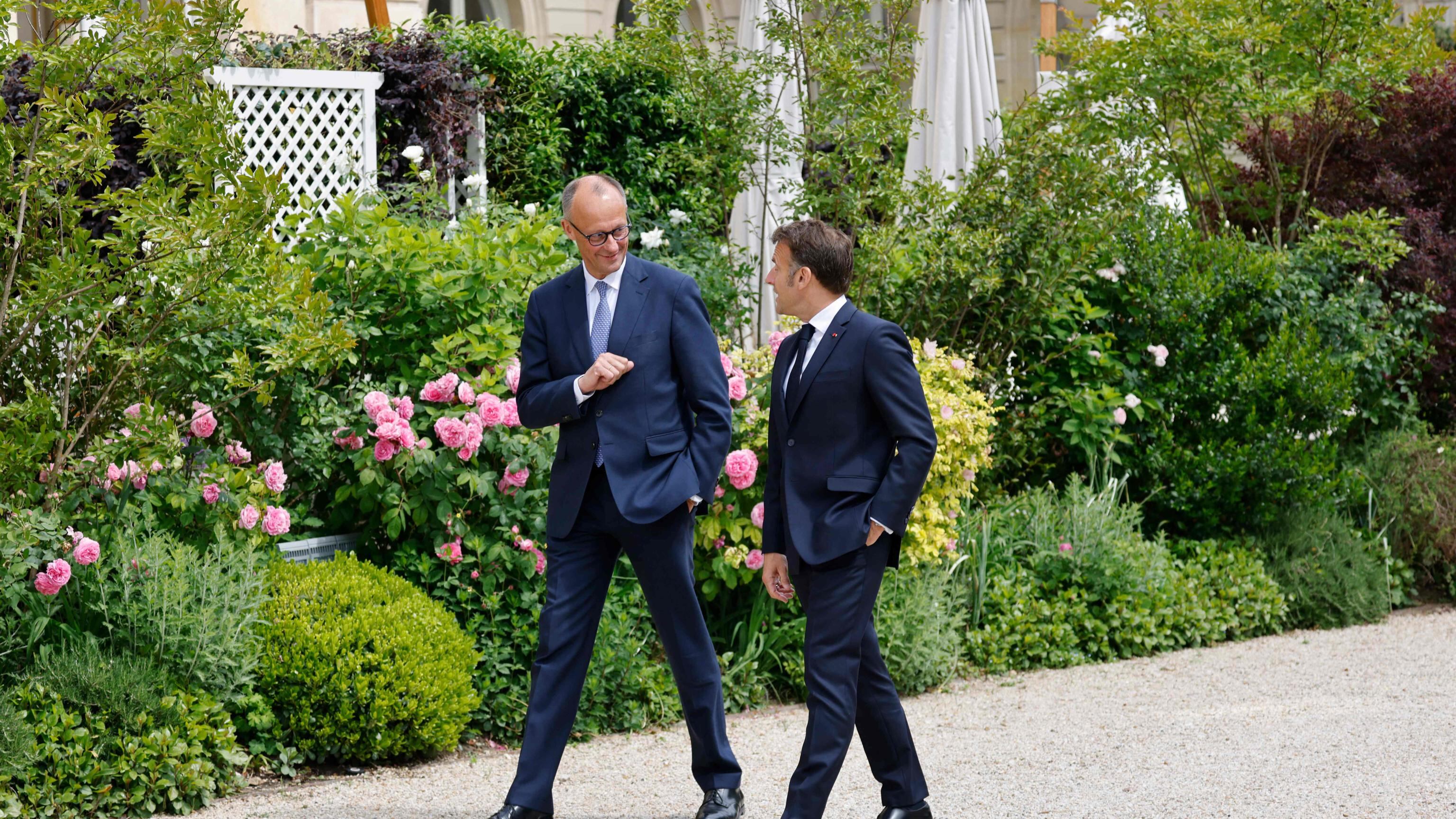 Macron e Merz leader dimezzati. "Difesa comune, uniti per l'Ue"