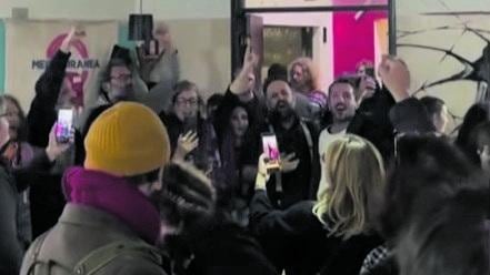Lo show dell'Albanese nei centri sociali (e il marito fa la claque)