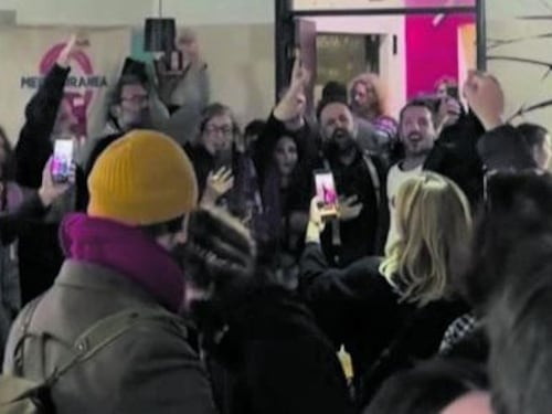 Lo show dell'Albanese nei centri sociali (e il marito fa la claque)