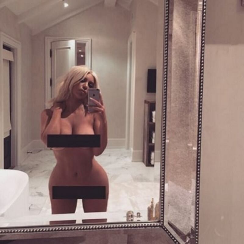 Emily Ratajkowski, seflie nudo allo specchio come Kim Kardashian: foto 3