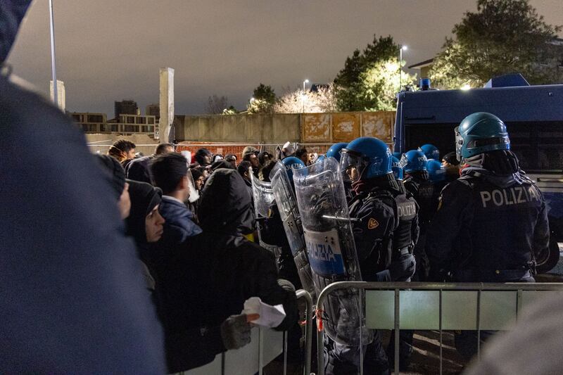 Disordini in via Cagni a Milano: cariche della polizia per disperdere i violent 6