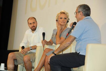 La nuova acconciatura di Pamela Anderson  al Taormina Film Fest 11