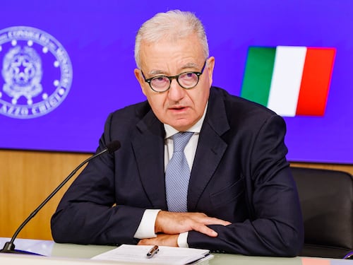 Mantovano accusa i magistrati. L'Anm reagisce e sfida il governo