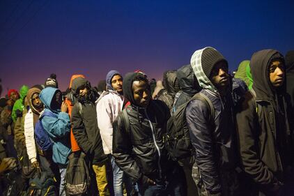 MIgranti costretti a lasciare il campo profughi di Calais 4