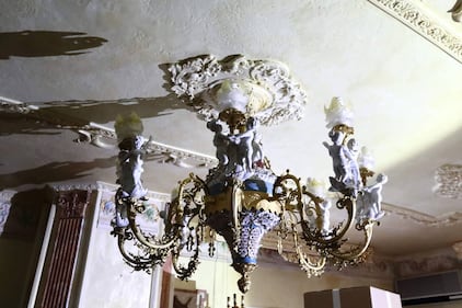 Lo sfarzo kitsch nei villini abusivi dei Casamonica 4