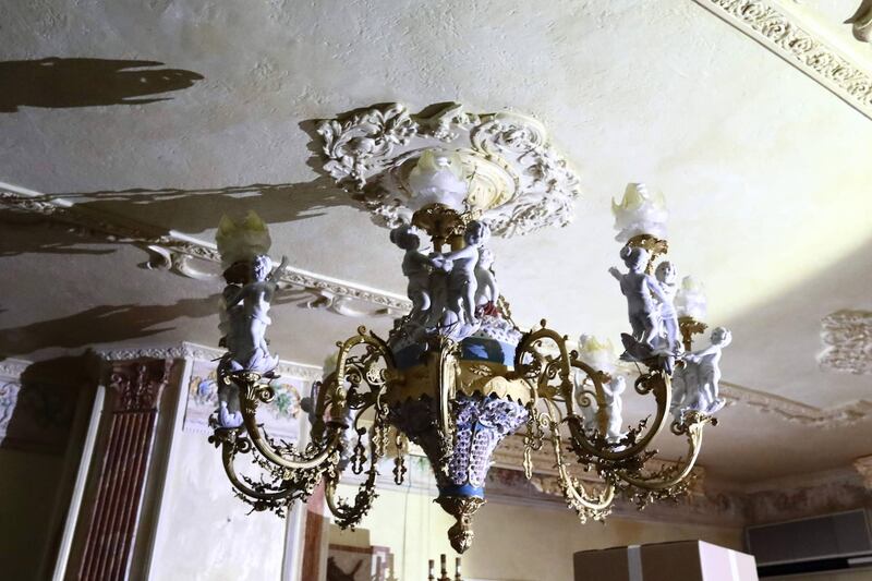Lo sfarzo kitsch nei villini abusivi dei Casamonica 4
