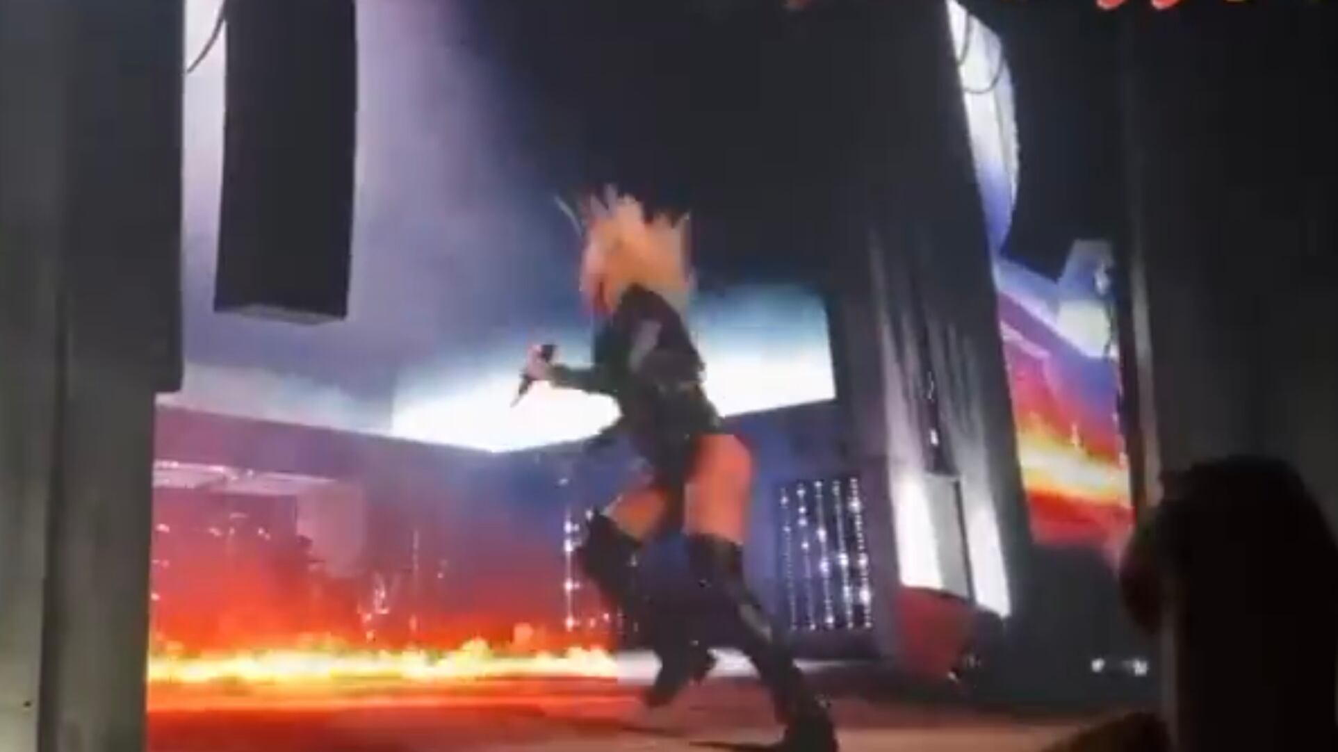 Fuoco e giochi di luce: il ritorno spettacolare di Lady Gaga sul palco. Ma è polemica