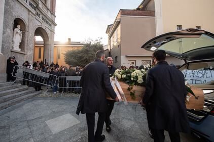 Oggi il funerale di Giovanna Pedretti: lo striscione contro la stampa, le farfalle incise sulla bara 6