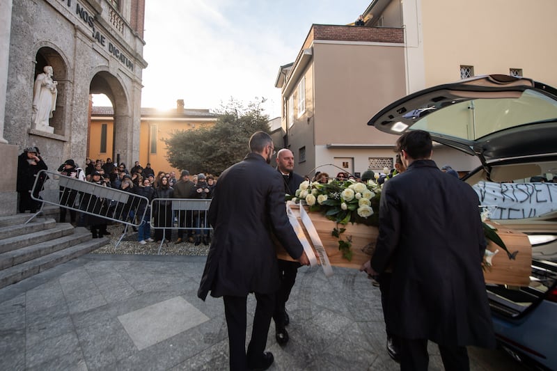 Oggi il funerale di Giovanna Pedretti: lo striscione contro la stampa, le farfalle incise sulla bara 6