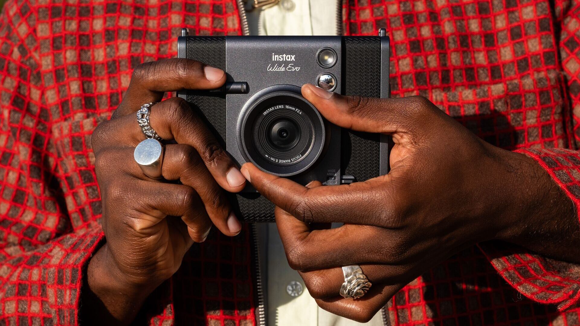 Instax Wide Evo, piccola rivoluzione Fujifilm