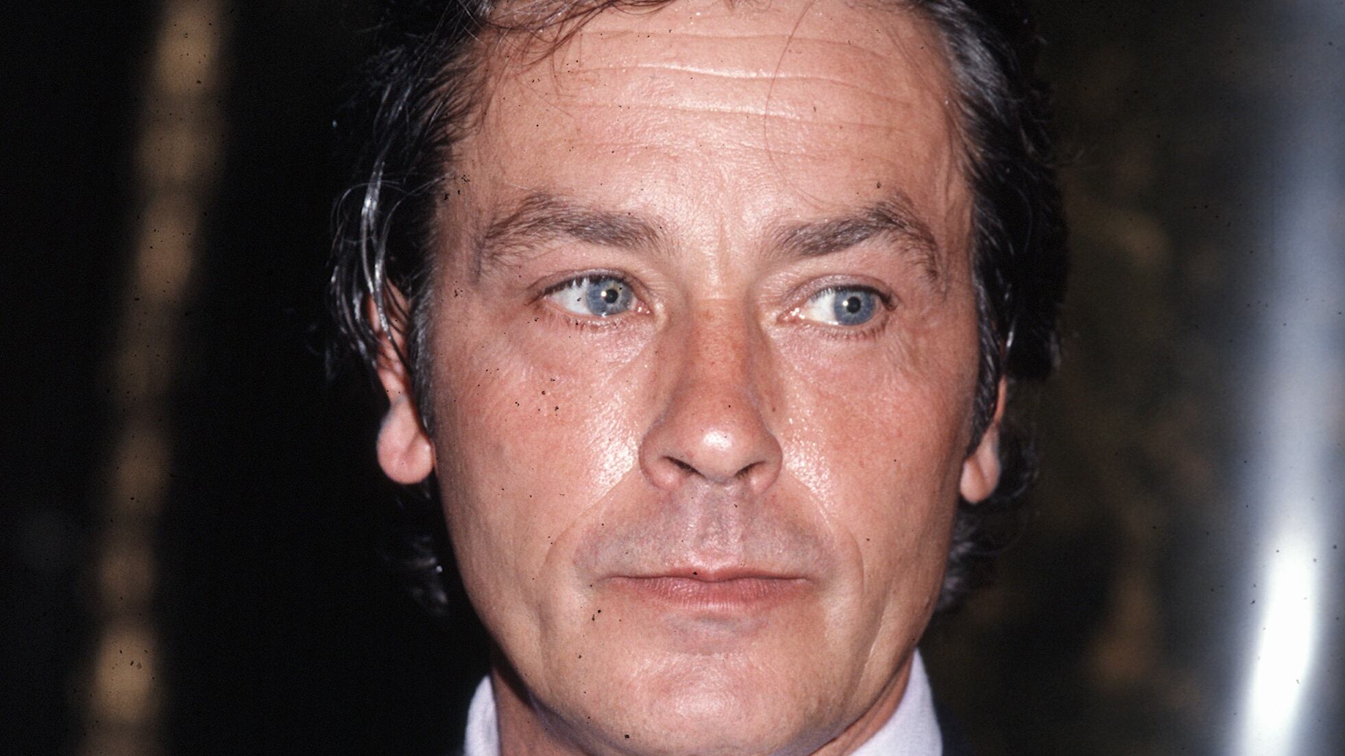 Alain Delon, l'attore sepolto insieme al gatto "a tre zampe" tenuto nel congelatore