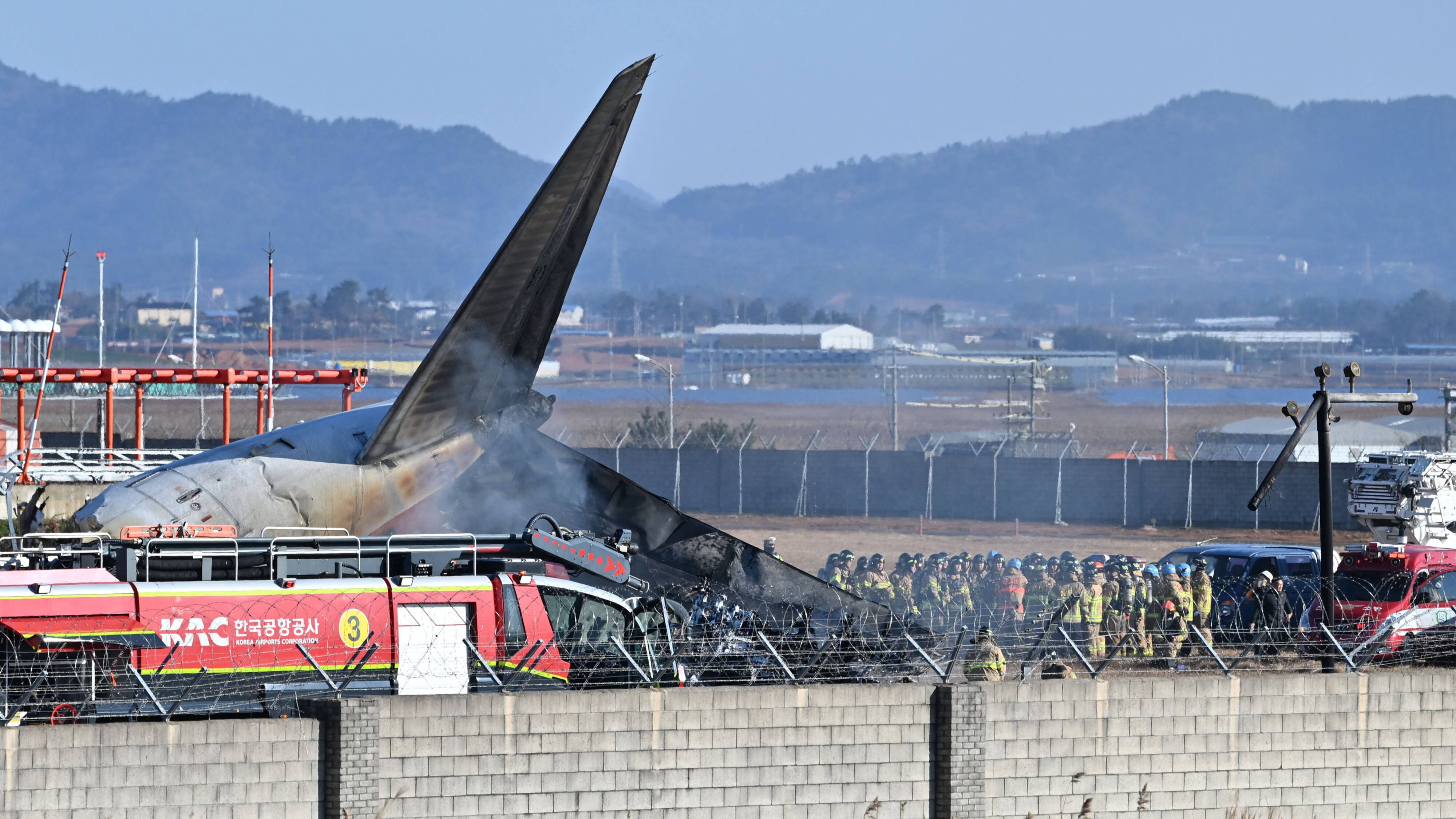 Corea del Sud, aereo con 181 persone a bordo si schianta in atterraggio. Solo due sopravvissuti