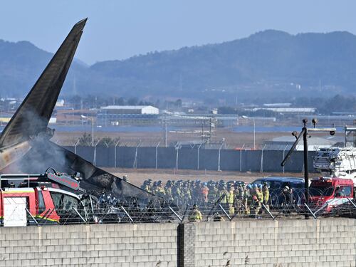 Corea del Sud, aereo con 181 persone a bordo si schianta in atterraggio. Solo due sopravvissuti